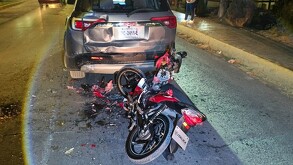 Camioneta impactada por motocicleta tripulada por menores de edad en San Pedro, Coahuila.