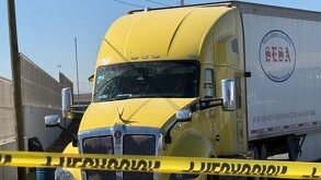 En el tráiler color amarillo se encontraba el conductor ya sin vida, por lo que el sitio fue acordonado.