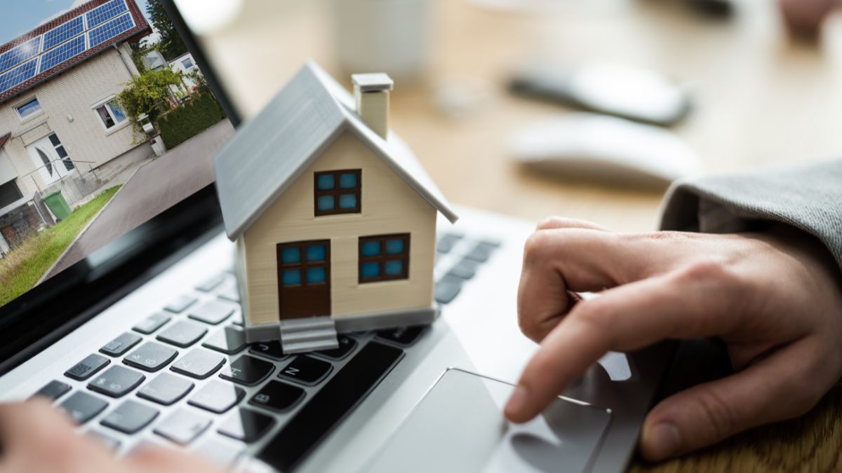 Persona realizando el pago del impuestro predial de Puebla en línea.