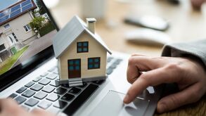 Persona realizando el pago del impuestro predial de Puebla en línea.