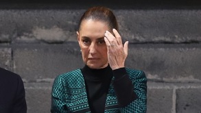 Mujer se toca la frente con una de sus manos.