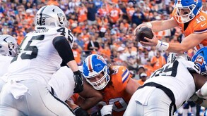 Las Vegas Raiders vs Denver Broncos durante un partido de la NFL.
