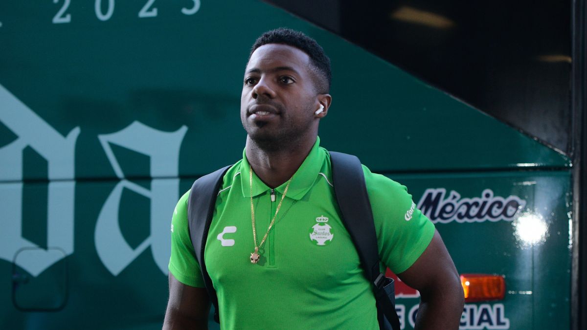 Cristian Dájome con ropa de Santos Laguna