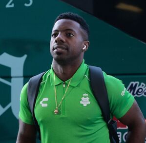 Cristian Dájome con ropa de Santos Laguna