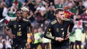 Santiago Giménez y Julián Quiñones jugando con Selección Mexicana