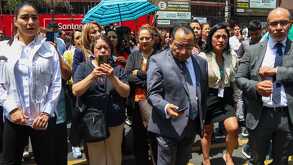 Personas en punto de reunión tras sismo