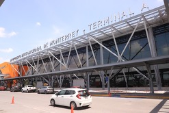 Aeropuerto Internacional de Monterrey en la Terminal A vista por afuera, en donde se ven carros esperando que salgan personas que llegaron