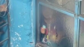 Mario asomándose tras estar encerrado hasta por días en un cuarto de Iztapalapa.