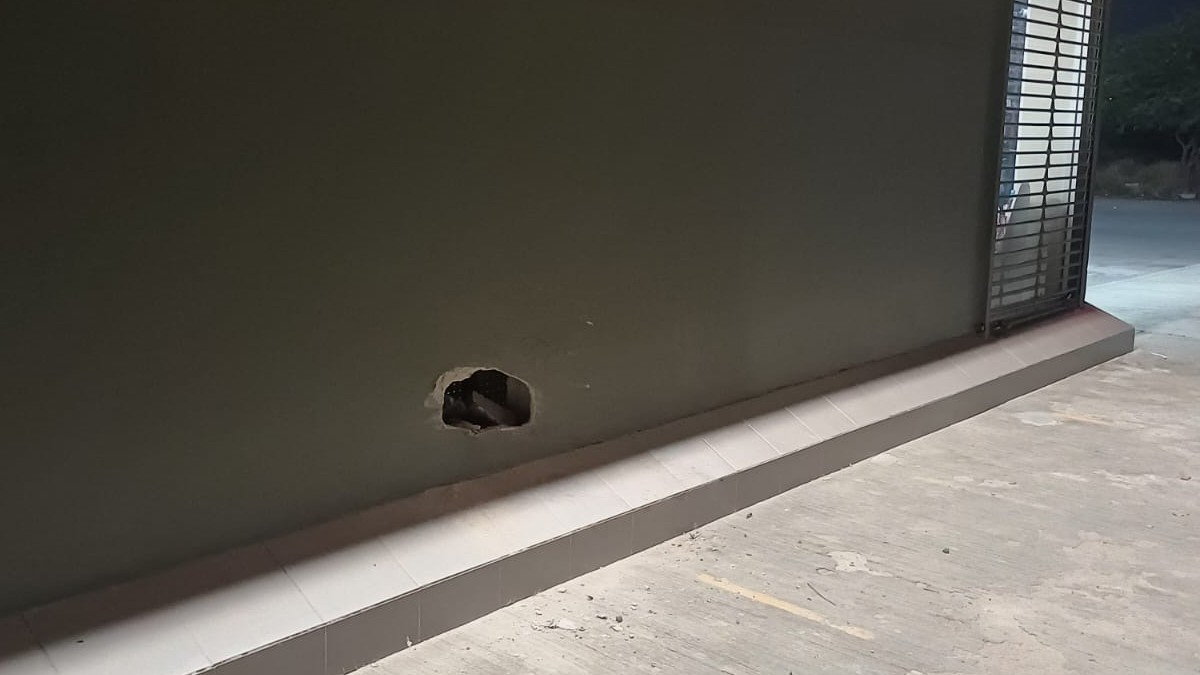 Pared de Oxxo con un hoyo tras estampar su carro una adolescente de 16 años.