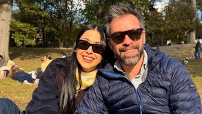 Lupita Villalobos junto a su esposo Juan posando juntos en un bosque.