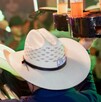 En el bar Oklahoma en Saltillo se observa a vaqueros y vaqueras que disfrutan de la música y bebidas alcohólicas.