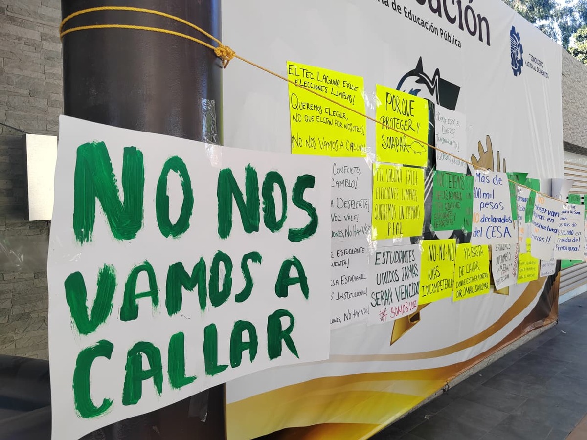 Alumnos del Tec Laguna exigen transparencia en la atual administración del plantel.