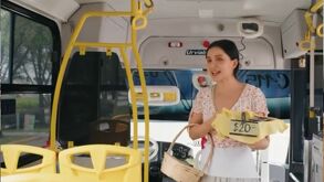 Mujer vendiendo arriba de un camión de pasajeros.