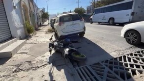 Motocicleta queda atrás de un automóvil blanco sobre avenida Presidente Cárdenas en Saltillo.
