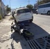 Motocicleta queda atrás de un automóvil blanco sobre avenida Presidente Cárdenas en Saltillo.