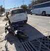 Motocicleta queda atrás de un automóvil blanco sobre avenida Presidente Cárdenas en Saltillo.