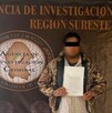 Un hombre con cintilla negra en ojos y sudadera presentado ante la Agencia de Investigación Criminal.