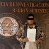 Un hombre con cintilla negra en ojos y sudadera presentado ante la Agencia de Investigación Criminal.