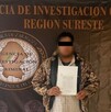 Un hombre con cintilla negra en ojos y sudadera presentado ante la Agencia de Investigación Criminal.