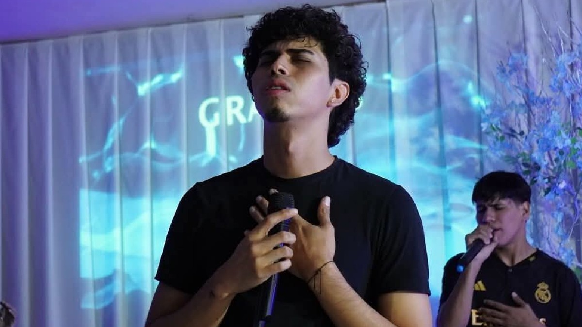 Brian Gamaliel Villa Castañeda de 24 años, predicador y músico que falleció en Torreón tras ser atropellado, con micrófono en mano.