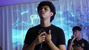 Brian Gamaliel Villa Castañeda de 24 años, predicador y músico que falleció en Torreón tras ser atropellado, con micrófono en mano.