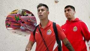 Efraín Álvarez y ‘Cotorro’ González llegando al Estadio Akron previo a un partido con las Chivas de Guadalajara.