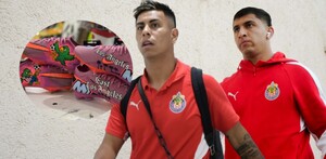 Efraín Álvarez y ‘Cotorro’ González llegando al Estadio Akron previo a un partido con las Chivas de Guadalajara.
