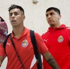 Efraín Álvarez y ‘Cotorro’ González llegando al Estadio Akron previo a un partido con las Chivas de Guadalajara.