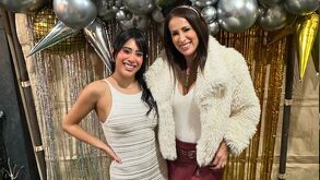 Kim Shantal abrazando a su mamá en la celebración de su cumpleaños