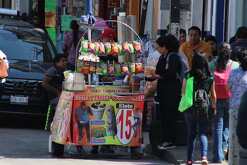 Trabajadores informales vendiendo en las calles