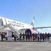 un avión de volaris de la ruta puebla-guadalajara en el aeropuerto de puebla