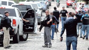 Elementos de distintas corporaciones de seguridad con patrullas armas y chalecos antibalas en calles de Lagos de Moreno con vehículos estacionados alrededor.