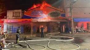 Bomberos controlando incendio en Mercado de Mascotas