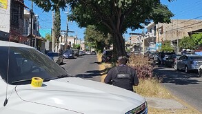 Escena de crimen en Tlaquepaque. Un policía con chaleco de 