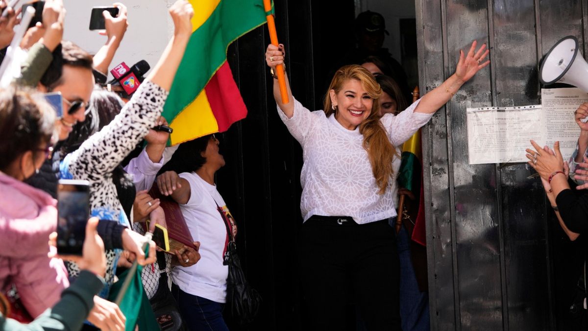Jeanine Áñez sonriente frente a un gran número de personas y celebrando su salida de la cárcel en La Paz, Bolivia.