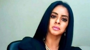 Fotografía de una mujer delgada con cabello negro y con maquillaje sobre el rostro.