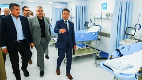 Pablo Lemus caminando con mandatarios de Jalisco dentro de un hospital con camas y equipo médico alrededor