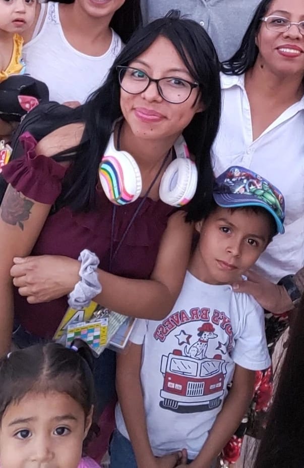 En fotografía, Jessica Pro sonriente junto a familiares y amigos.