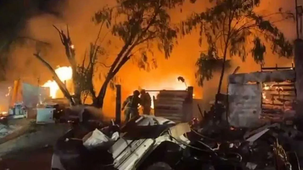 Un incendio registrado en la colonia Balcones de San Bernabé, al norte de Monterrey, consumió un tejabán y un cuarto de material.