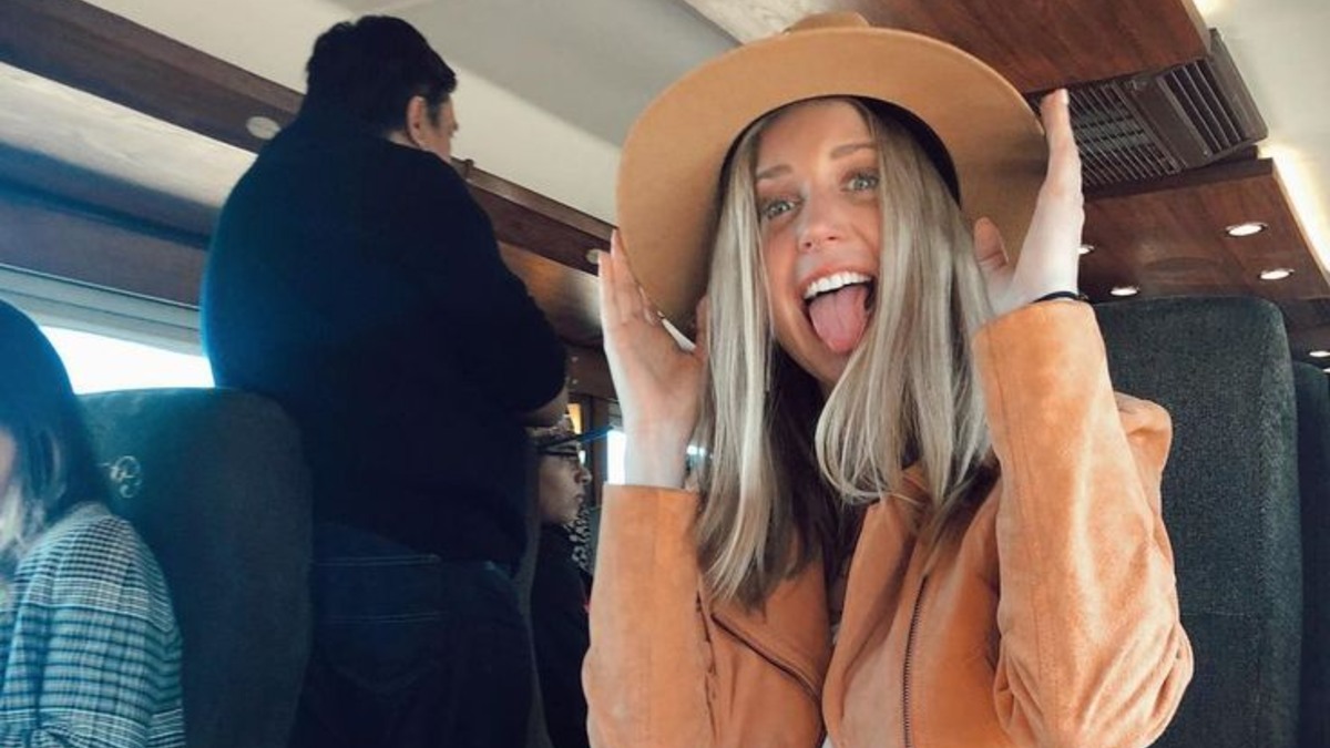 influencer tamara chiunti en un avión