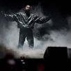 La imagen muestra al famoso rapero estadounidense, Kanye West, dando un show en vivo durante el concierto de 