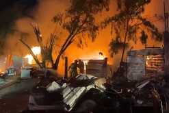 Bomberos sofocando incendio de tejabán en Monterrey.