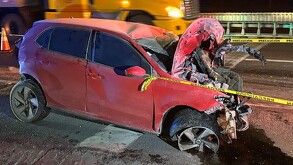 El auto Polo quedó destrozado de la parte frontal y en el lugar hay una cinta amarilla de precaución.