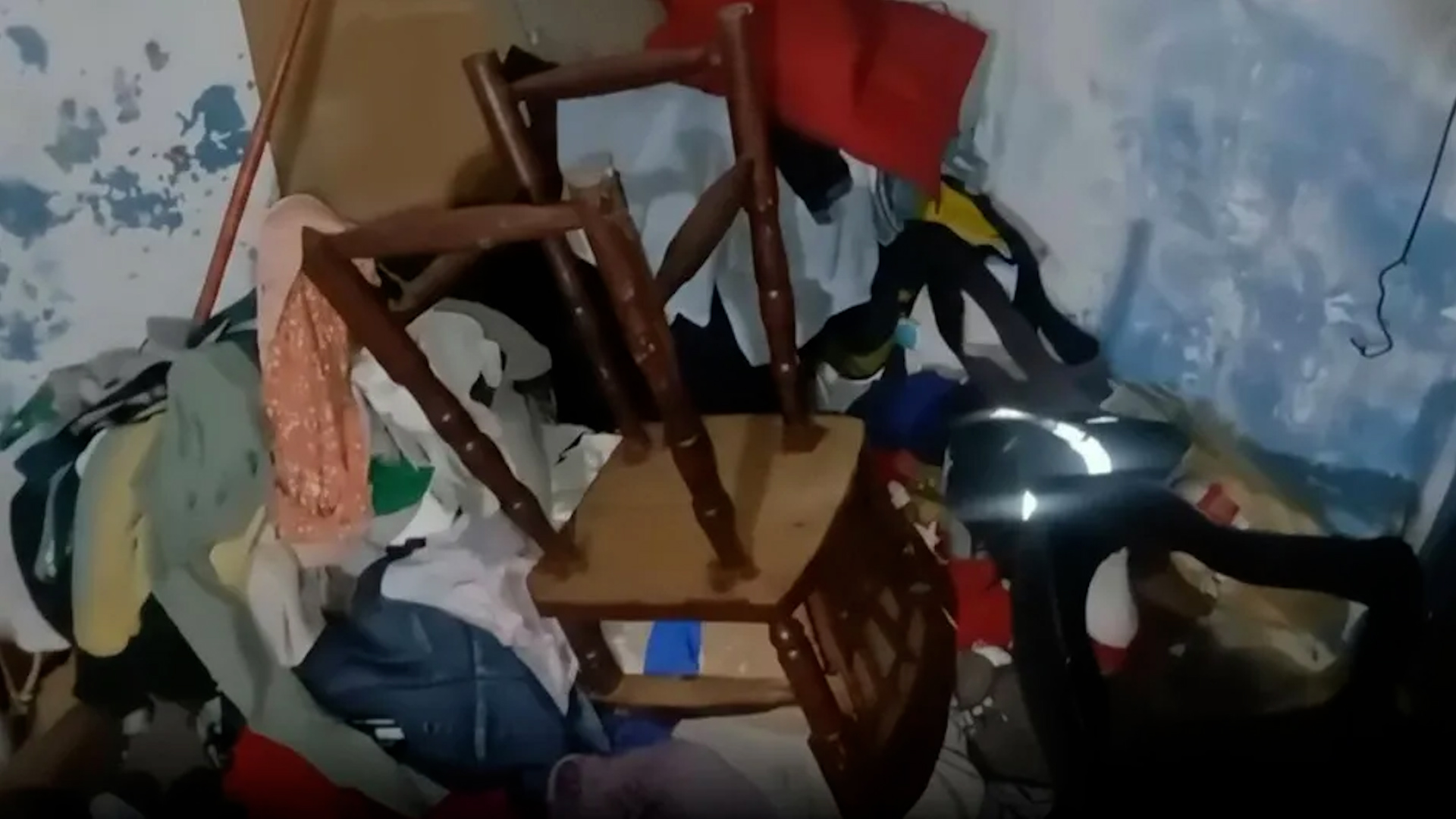 La imágenes difundidas del infante muestran como los padres del menor lo dejaban encerrado en una vivienda por días.