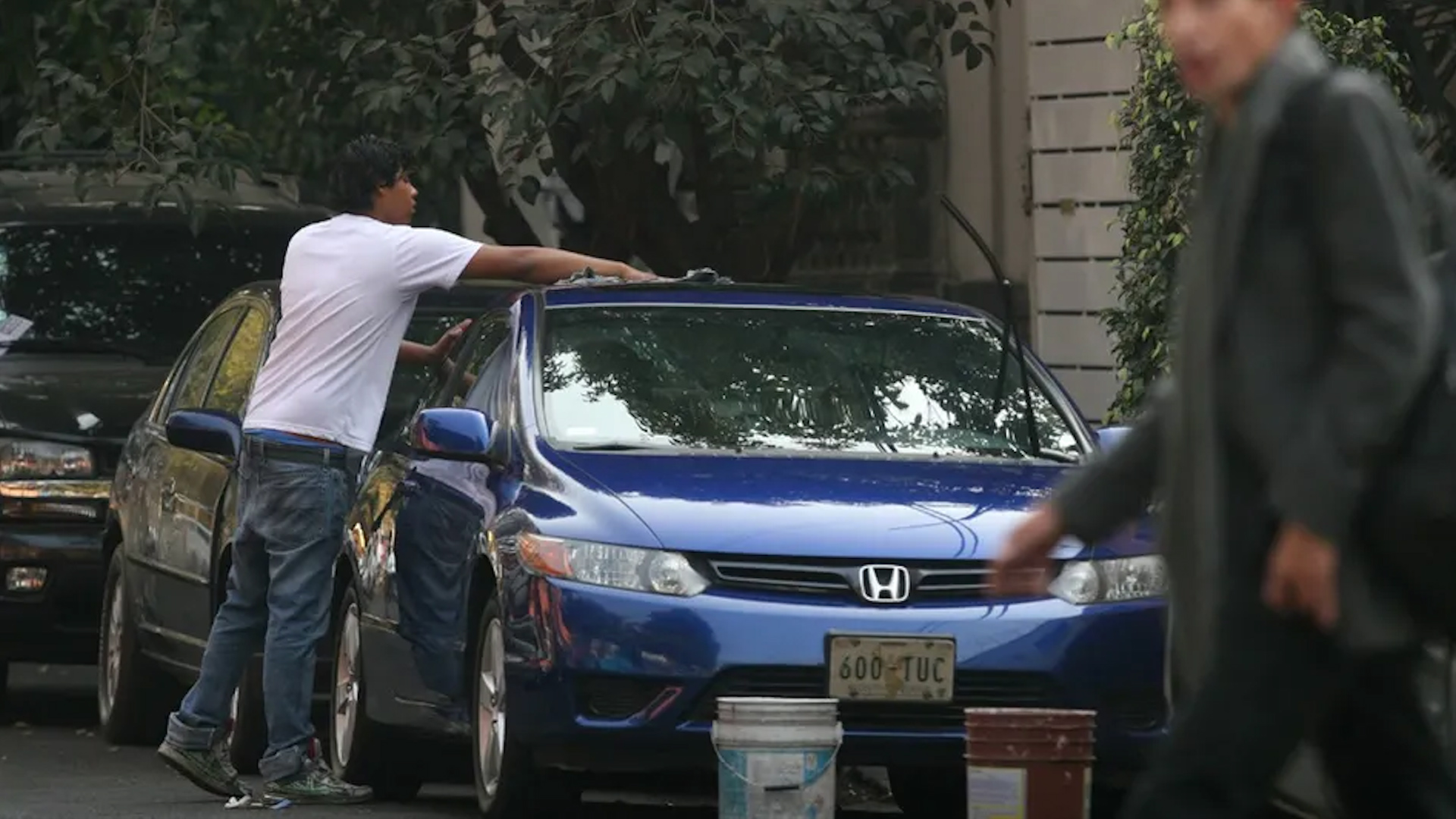 Llantas, cubetas y hasta tarimas son utilizadas por franeleros para apartar lugares que después cobran a automovilistas.