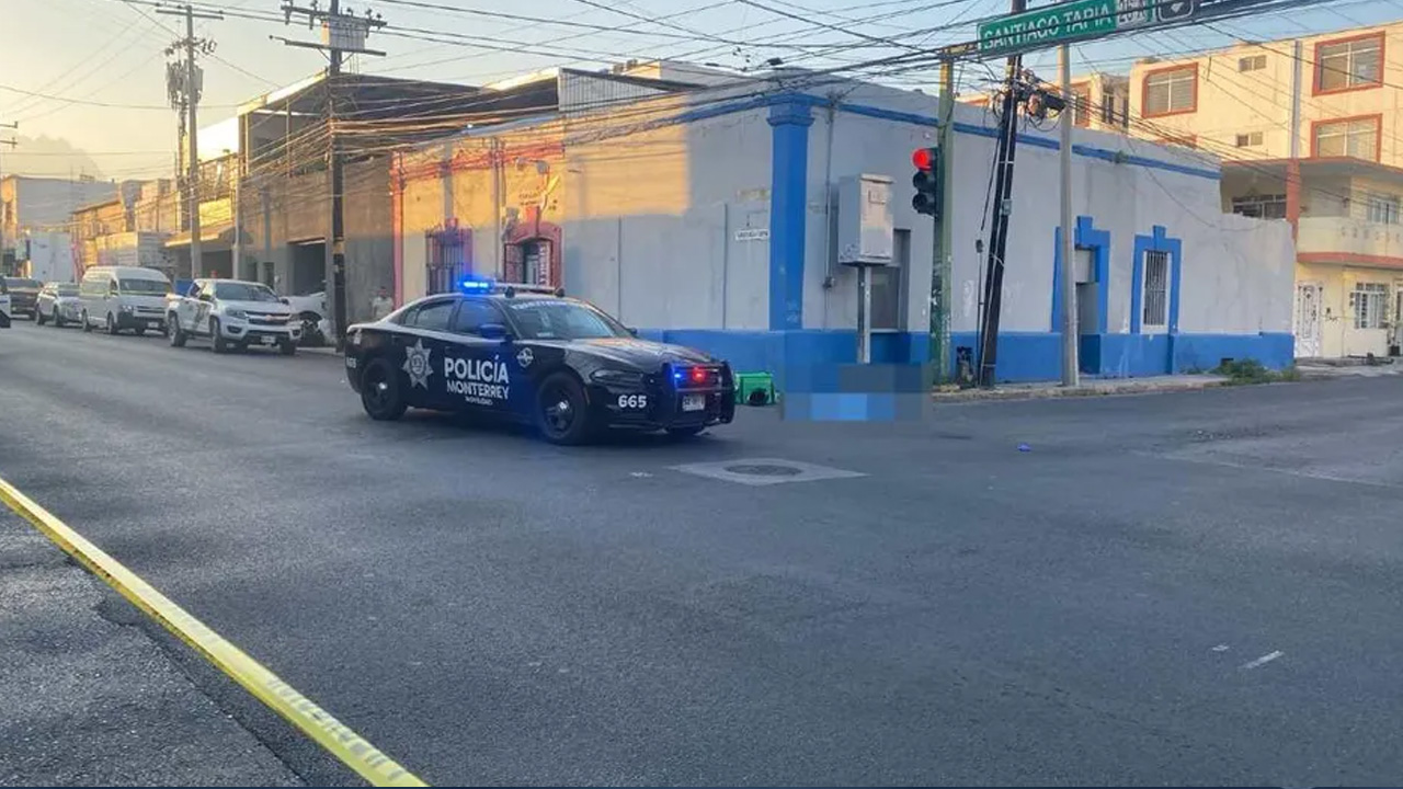 Un motociclista perdió la vida al chocar contra una camioneta en el cruce de Santiago Tapia y Juan Zuazua, en el Centro de Monterrey.