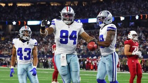 Jugadores de la NFL en un campo de futbol americano