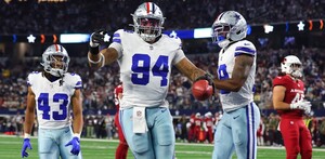 Jugadores de la NFL en un campo de futbol americano