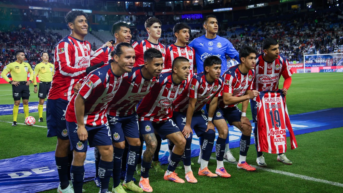 Las Chivas Rayadas del Guadalajara previo al arranque del encuentro ante los Tuzos del Pachuca.