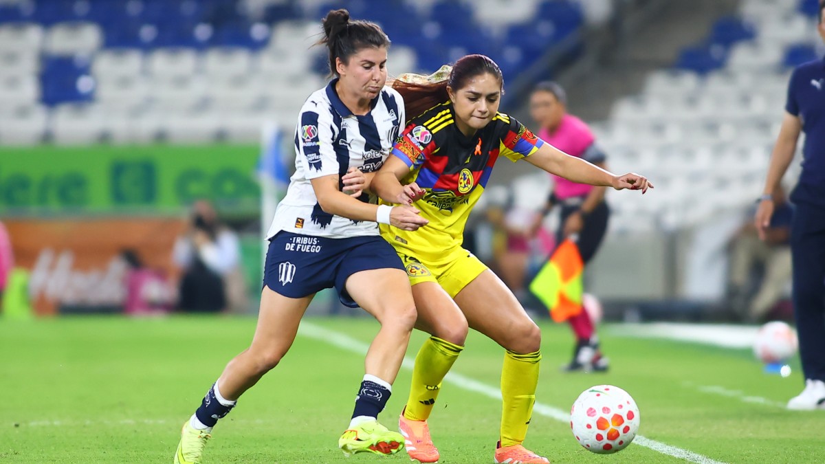 Lucía García y Jana Gutiérrez en la disputa del balón en la ida de los cuartos de final del Apertura 2025.